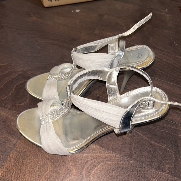 Silver Heels - Picture 1 of 4